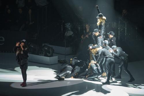 01 - March - Art On Ice - Zurich, Switzerland - AlUhN_Sewwk.jpg
