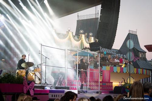 15 - August - Sommarkrysset, Sweden - loreen-sommarkrysset-2015_55dde03ae087c367c7be4364.jpg